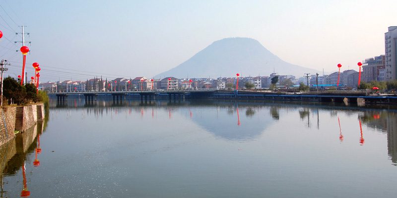 The lake of Hengdian. Credit kanegen