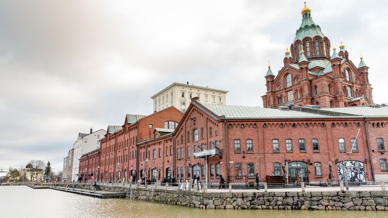 A pretty cathedral in Helsinki against a cloudy sky. 