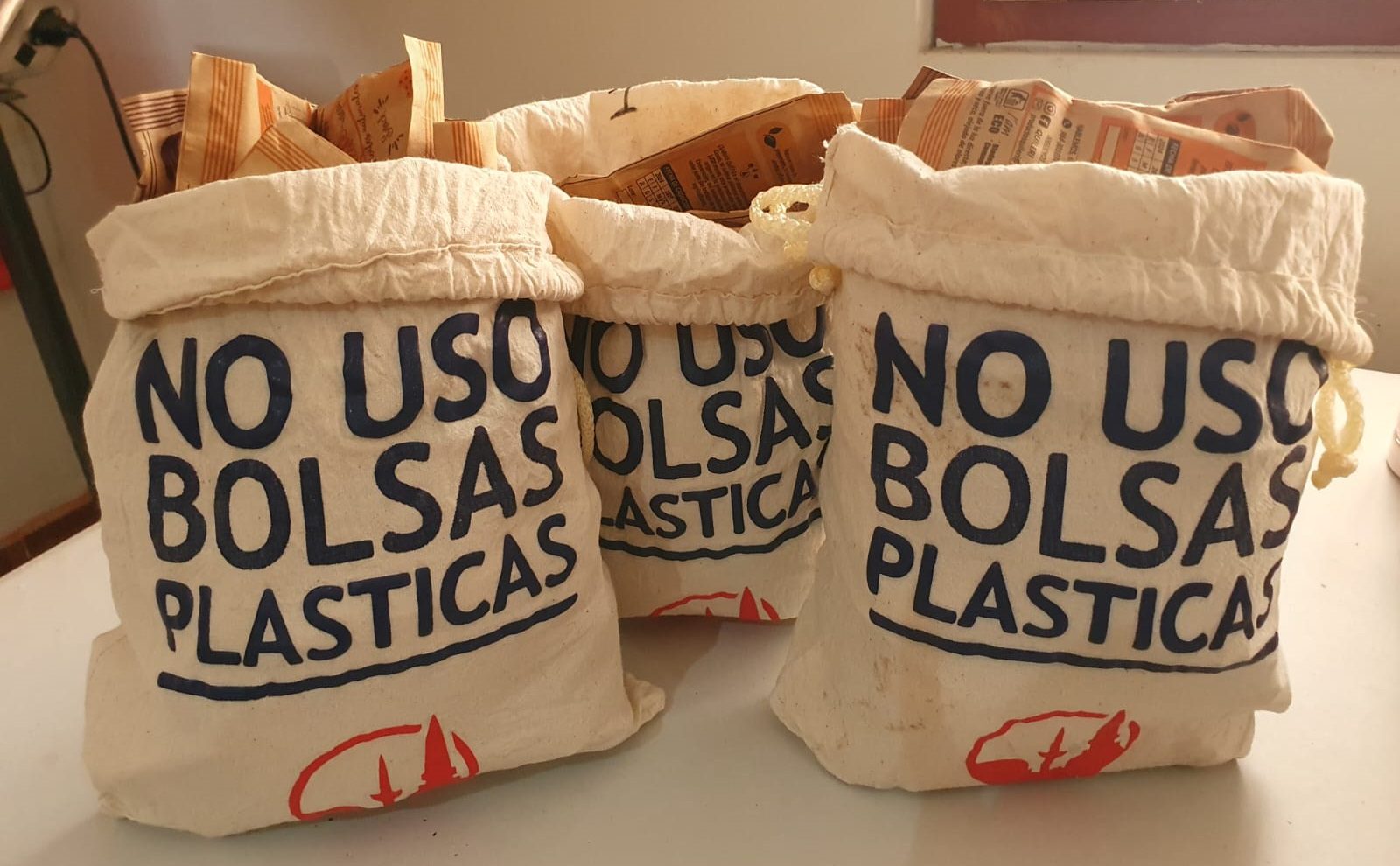 Reusable Intrepid sacks that say 'No Uso Bolsas Plasticas' (Don't use plastic bags)