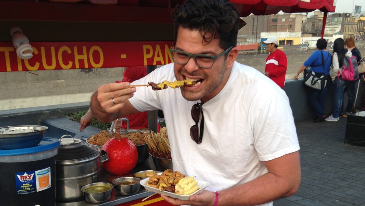 Alejandro Saravia eating street food in Peru