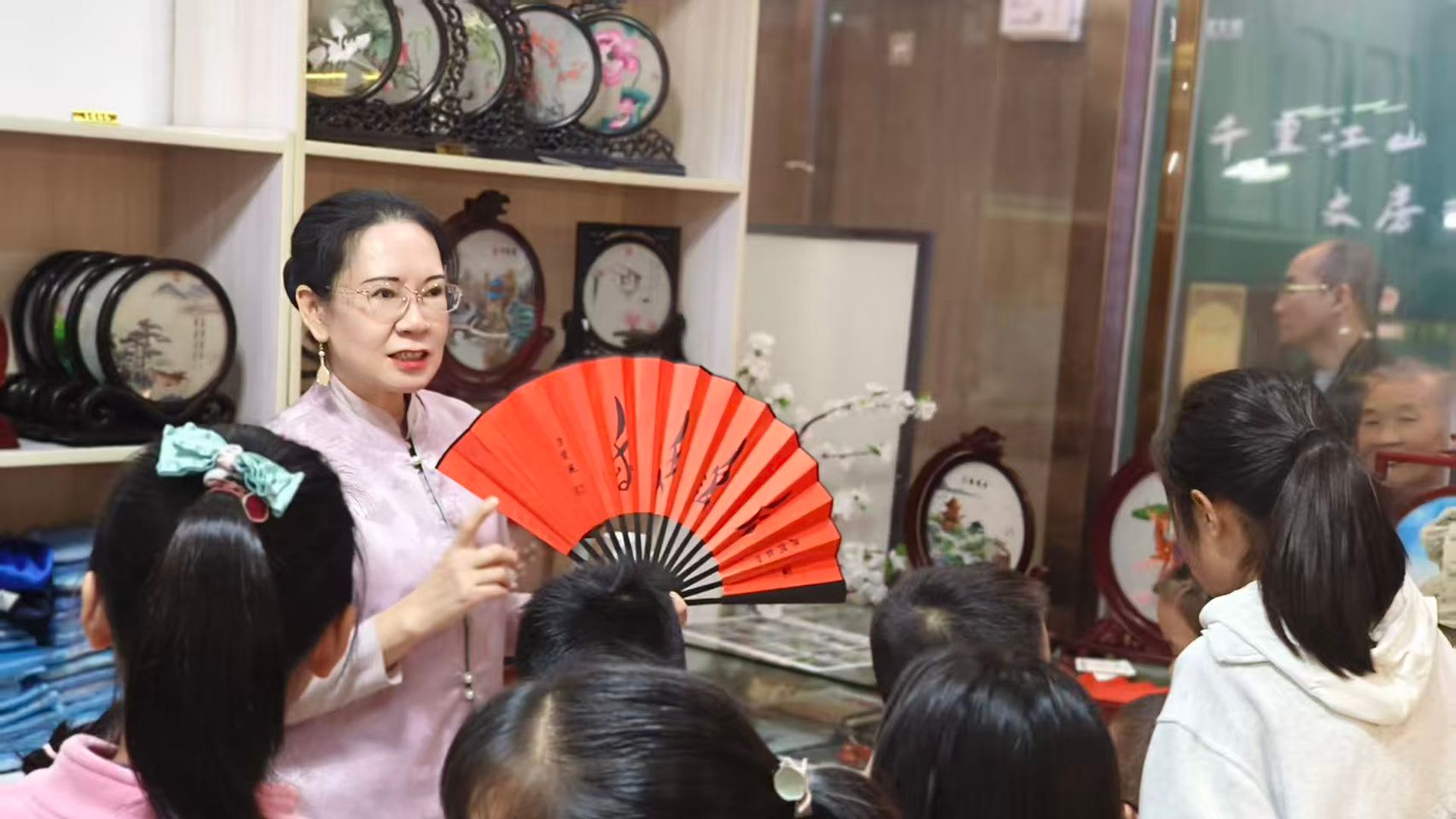 Li Ailian teaching Nushu in China. 