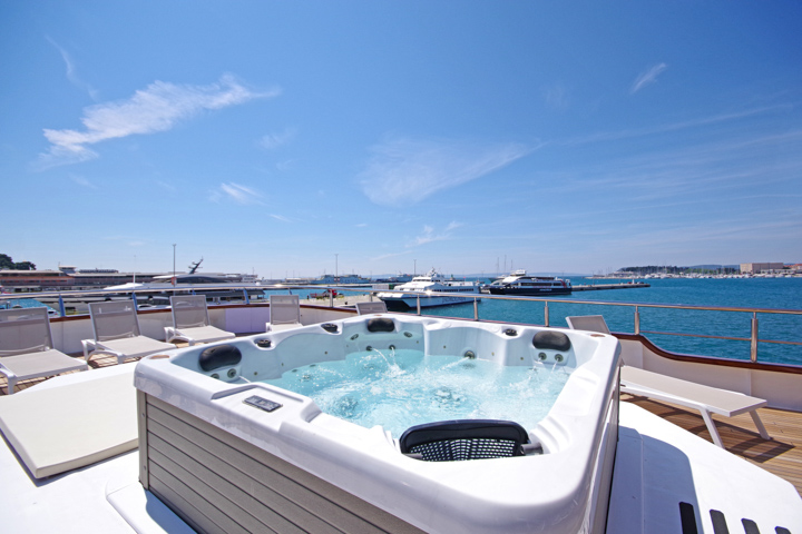 M/S Aurora Sundeck with jacuzzi