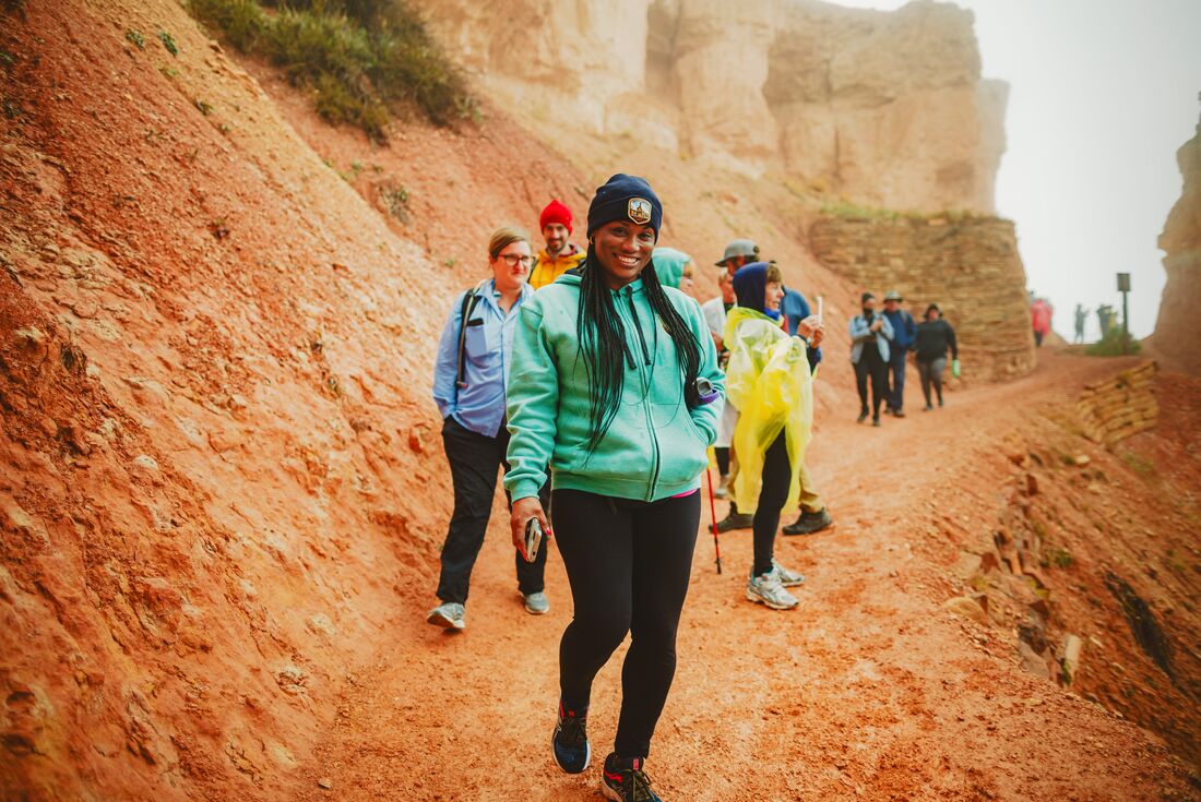 Travellers hiking in Bryce Canyon National Park