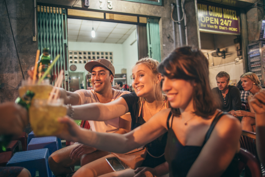 vietnam_ho-chi-minh-city_night-group-drinks